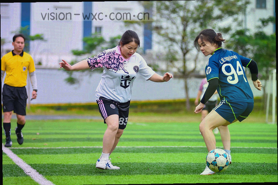 客服工作台局部，耳机、屏幕光与一旁的笔记